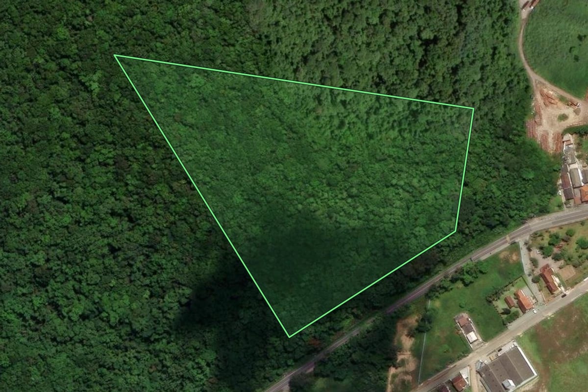 Imagem de satélite do imóvel rural em São José (SC), com o contorno declarado no CAR desenhado por cima.