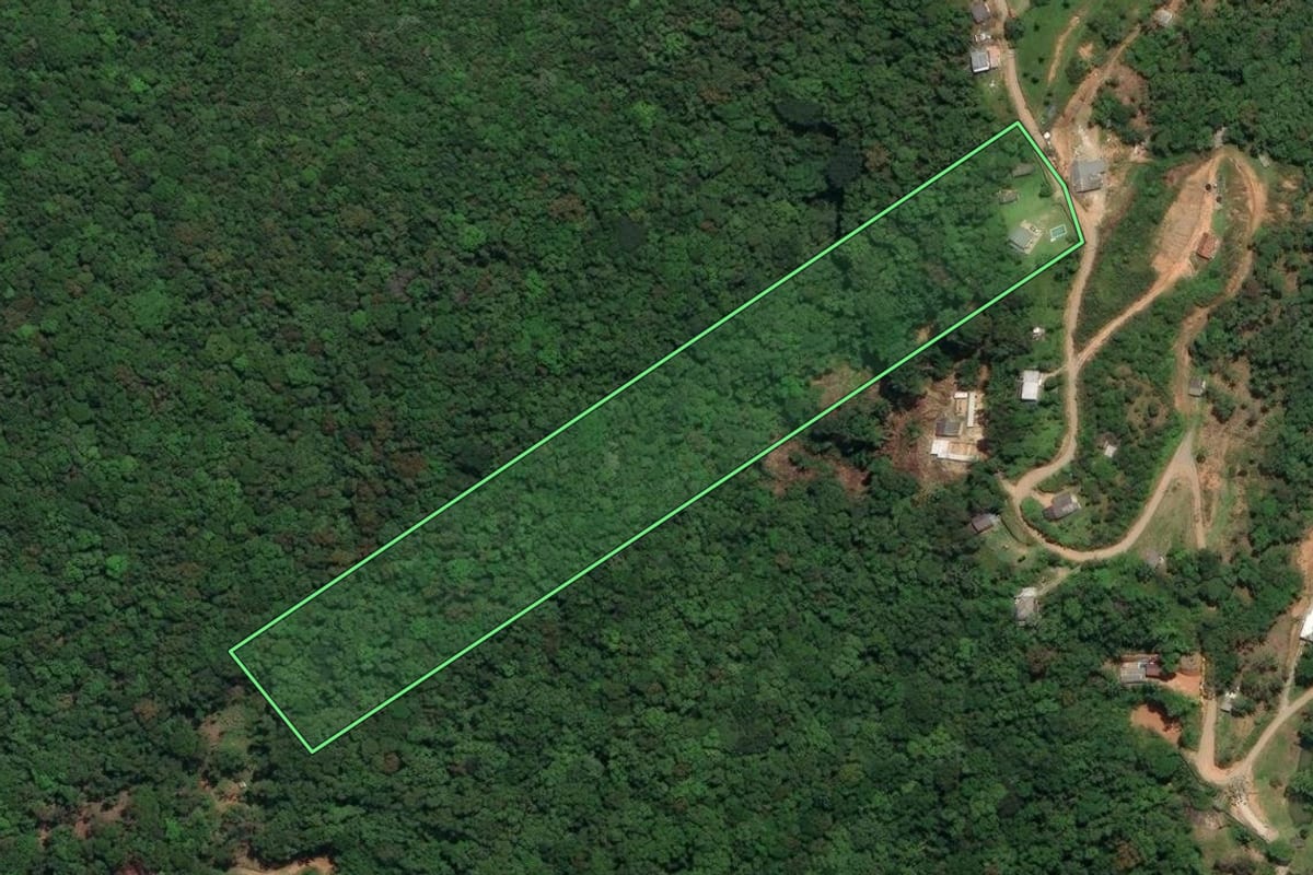 Imagem de satélite do imóvel rural em São José (SC), com o contorno declarado no CAR desenhado por cima.