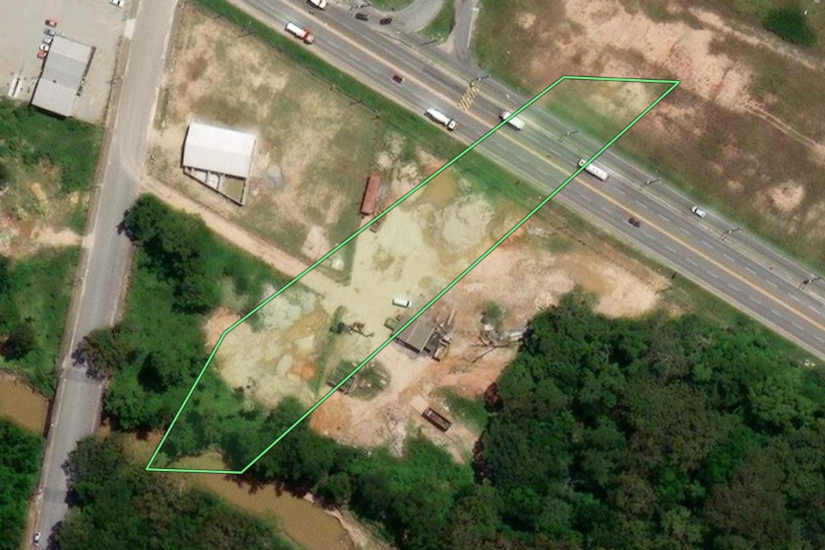 Imagem de satélite do imóvel rural em São José (SC), com o contorno declarado no CAR desenhado por cima.