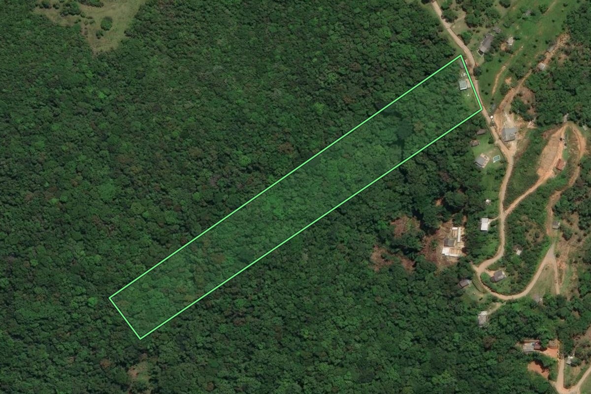 Imagem de satélite do imóvel rural em São José (SC), com o contorno declarado no CAR desenhado por cima.