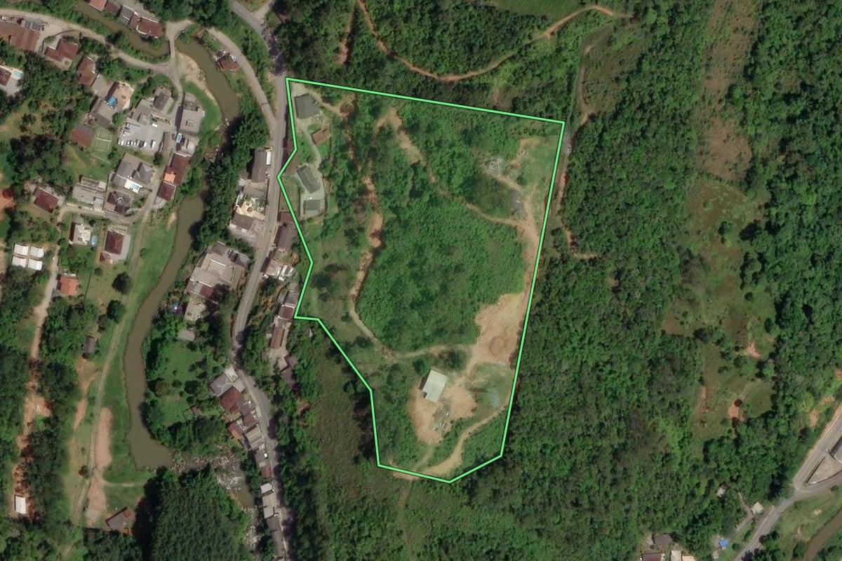 Imagem de satélite do imóvel rural em São José (SC), com o contorno declarado no CAR desenhado por cima.