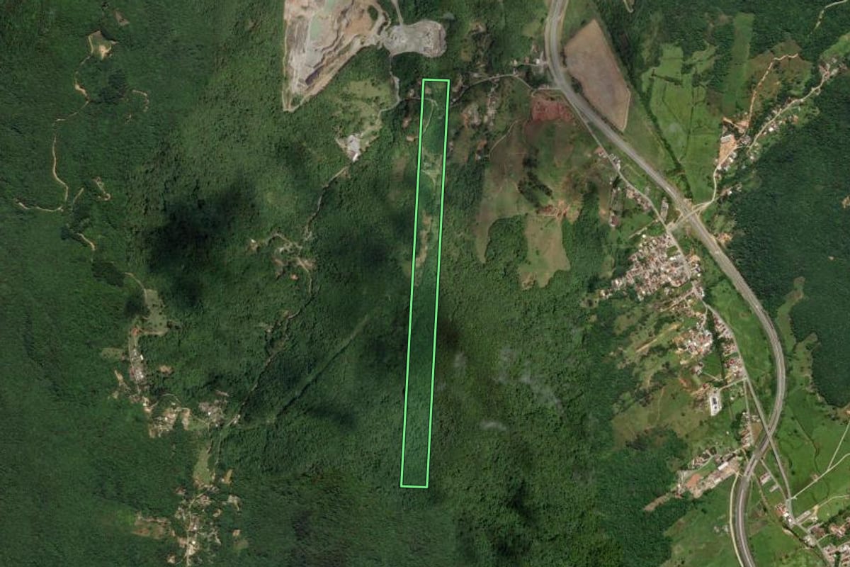 Imagem de satélite do imóvel rural em São José (SC), com o contorno declarado no CAR desenhado por cima.