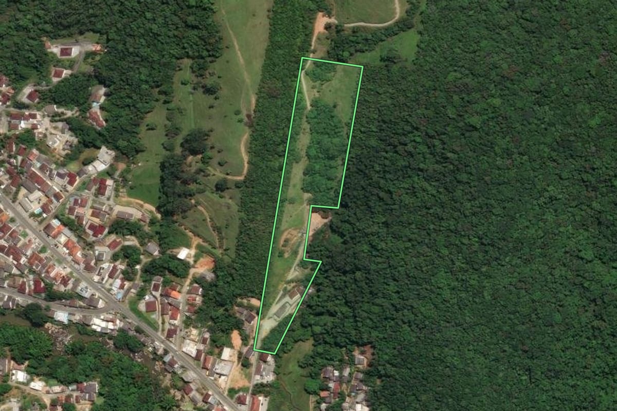 Imagem de satélite do imóvel rural em São José (SC), com o contorno declarado no CAR desenhado por cima.