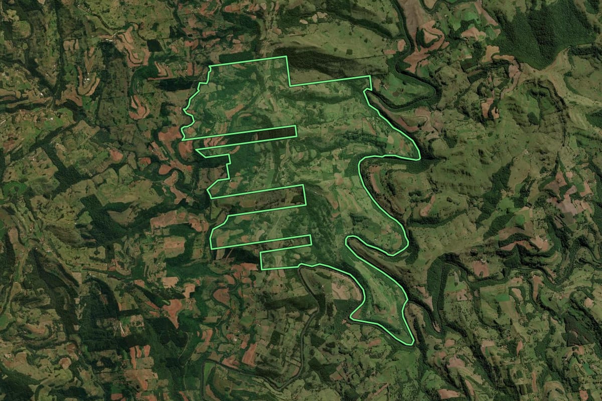 Imagem de satélite do imóvel rural em São José do Cedro (SC), com o contorno declarado no CAR desenhado por cima.