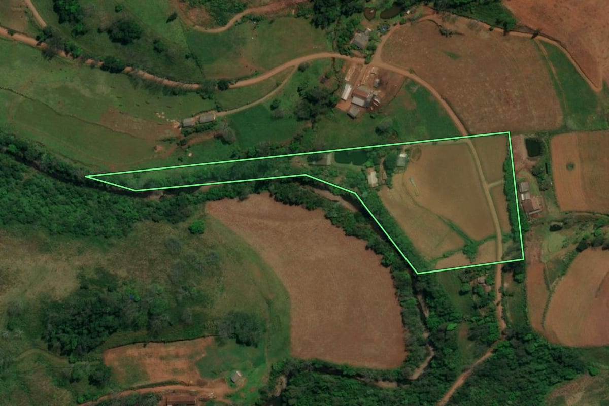 Imagem de satélite do imóvel rural em São José do Cedro (SC), com o contorno declarado no CAR desenhado por cima.