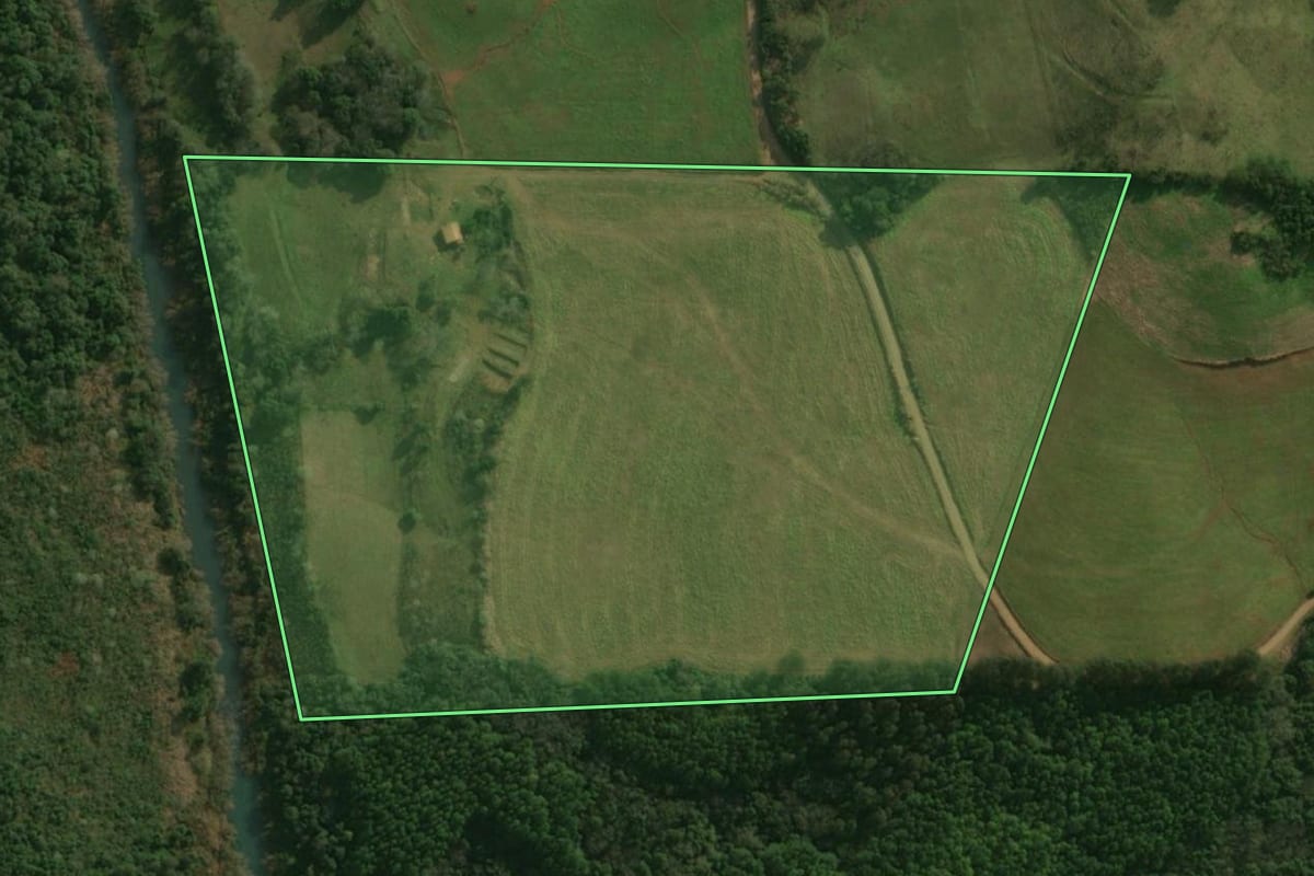 Imagem de satélite do imóvel rural em São José do Cedro (SC), com o contorno declarado no CAR desenhado por cima.