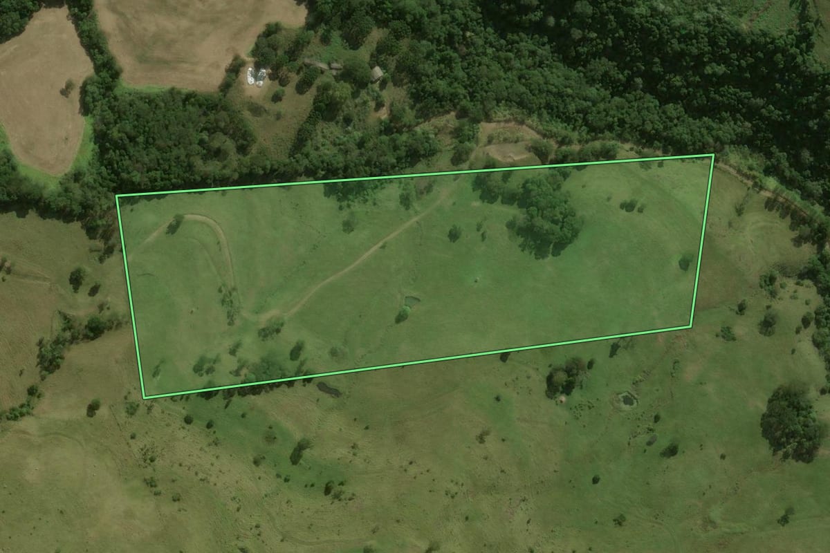 Imagem de satélite do imóvel rural em São José do Cedro (SC), com o contorno declarado no CAR desenhado por cima.