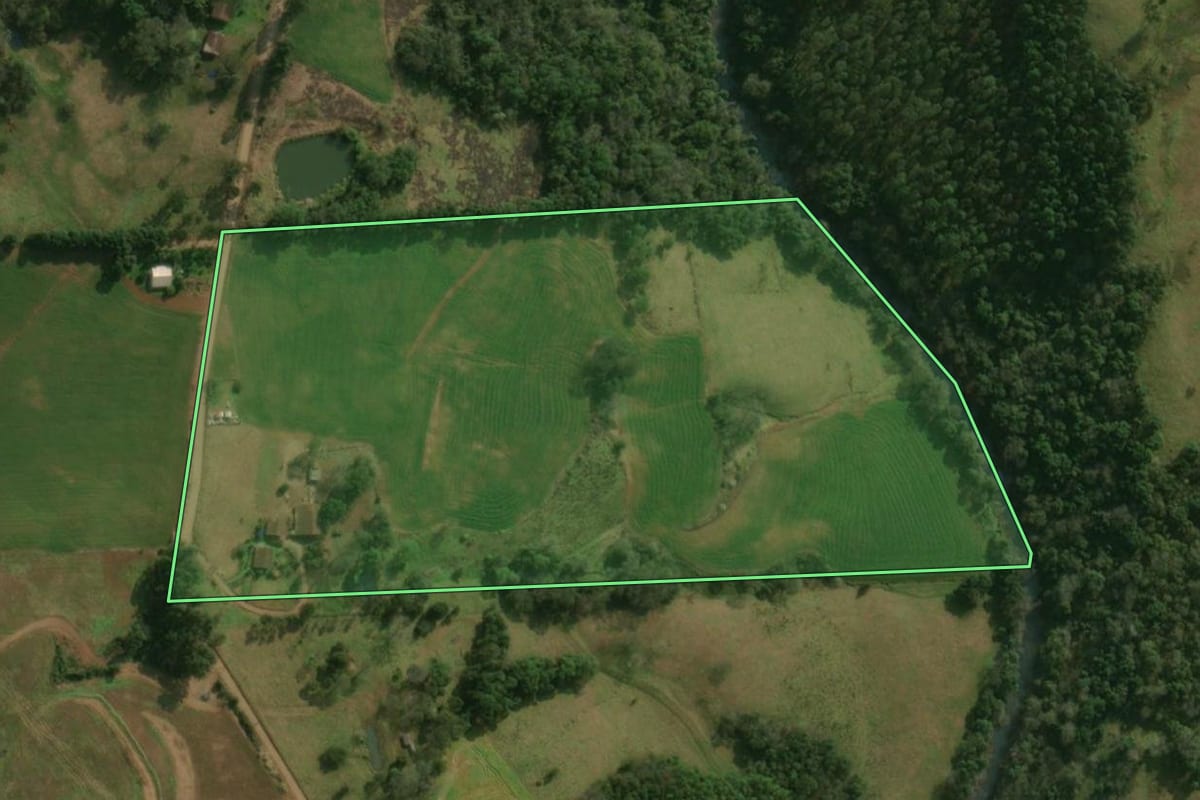 Imagem de satélite do imóvel rural em São José do Cedro (SC), com o contorno declarado no CAR desenhado por cima.