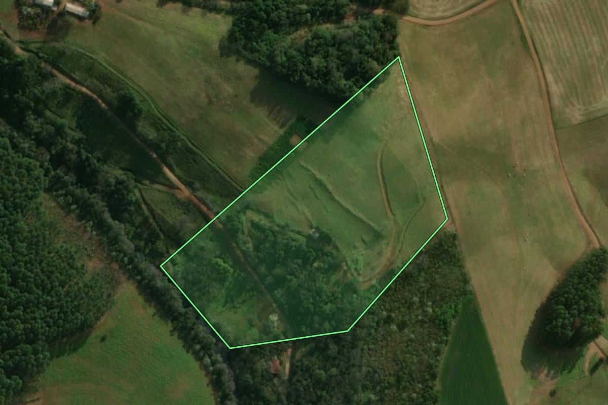 Imagem de satélite do imóvel rural em São José do Cedro (SC), com o contorno declarado no CAR desenhado por cima.
