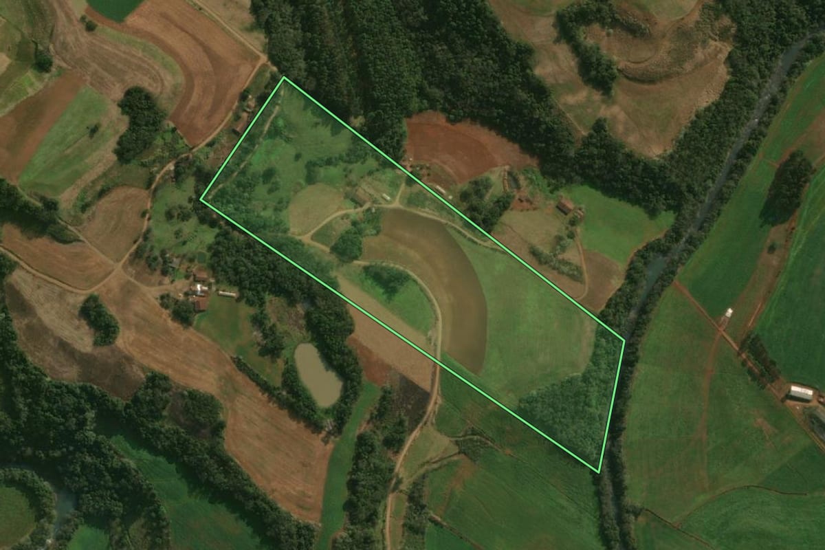 Imagem de satélite do imóvel rural em São José do Cedro (SC), com o contorno declarado no CAR desenhado por cima.