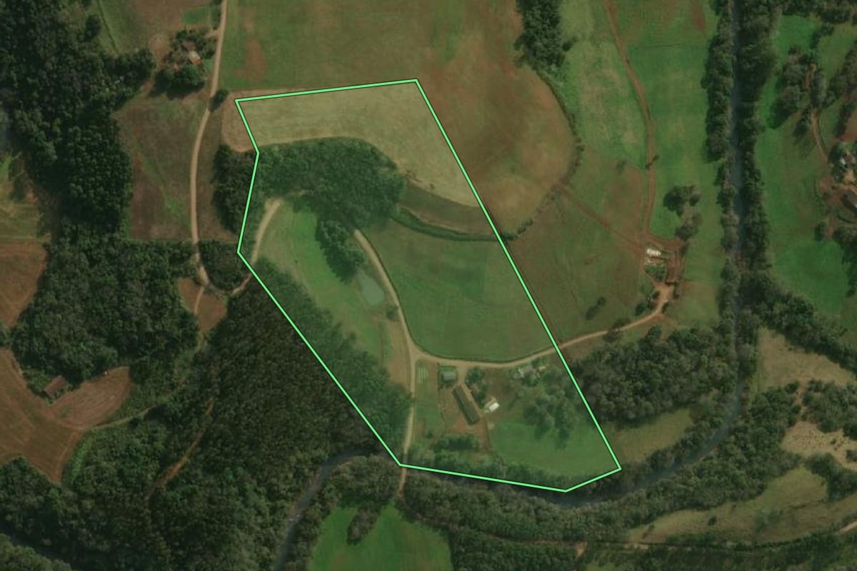 Imagem de satélite do imóvel rural em São José do Cedro (SC), com o contorno declarado no CAR desenhado por cima.