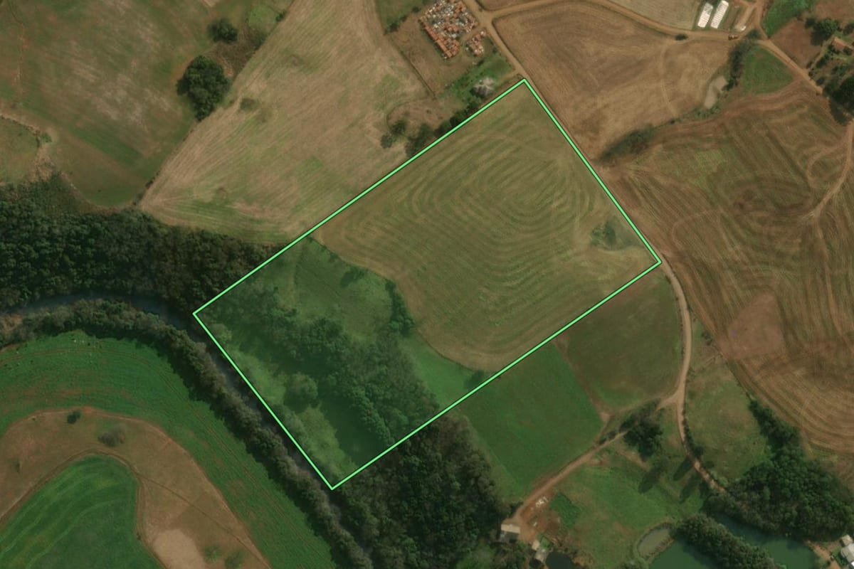 Imagem de satélite do imóvel rural em São José do Cedro (SC), com o contorno declarado no CAR desenhado por cima.