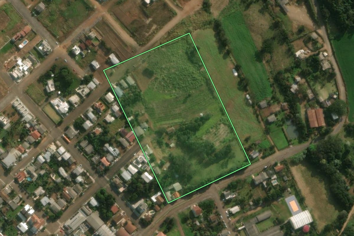 Imagem de satélite do imóvel rural em São José do Cedro (SC), com o contorno declarado no CAR desenhado por cima.