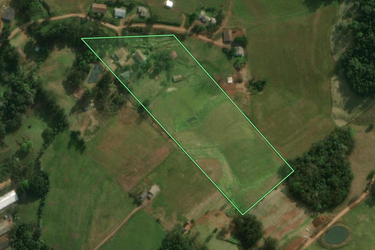 Imagem de satélite do imóvel rural em São José do Cedro (SC), com o contorno declarado no CAR desenhado por cima.