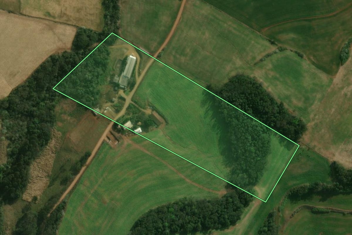 Imagem de satélite do imóvel rural em São José do Cedro (SC), com o contorno declarado no CAR desenhado por cima.