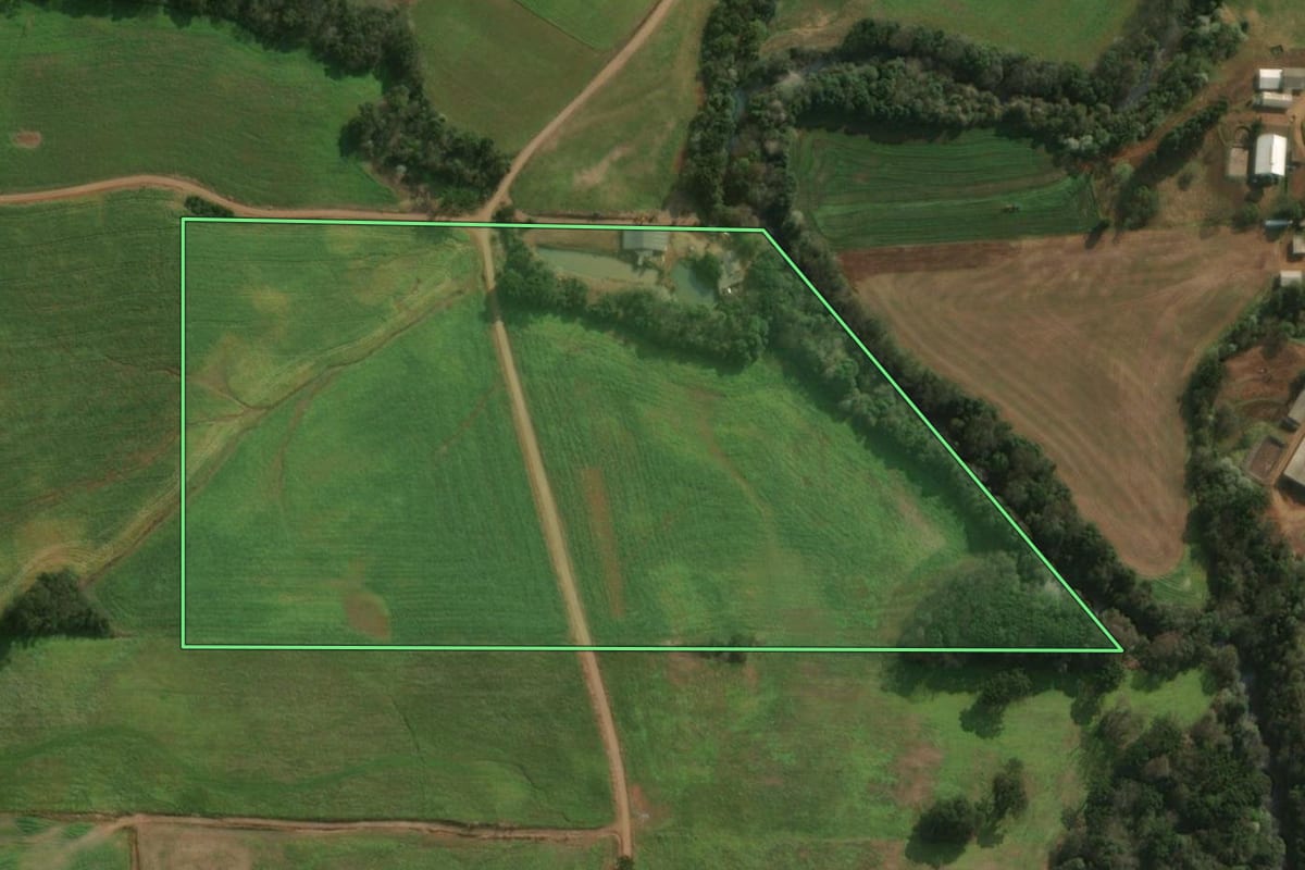 Imagem de satélite do imóvel rural em São José do Cedro (SC), com o contorno declarado no CAR desenhado por cima.