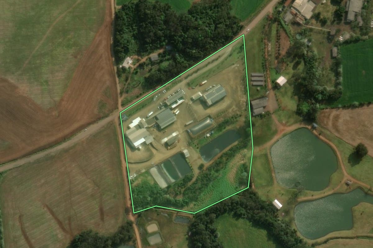 Imagem de satélite do imóvel rural em São José do Cedro (SC), com o contorno declarado no CAR desenhado por cima.