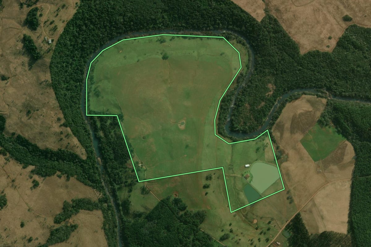 Imagem de satélite do imóvel rural em São José do Cedro (SC), com o contorno declarado no CAR desenhado por cima.