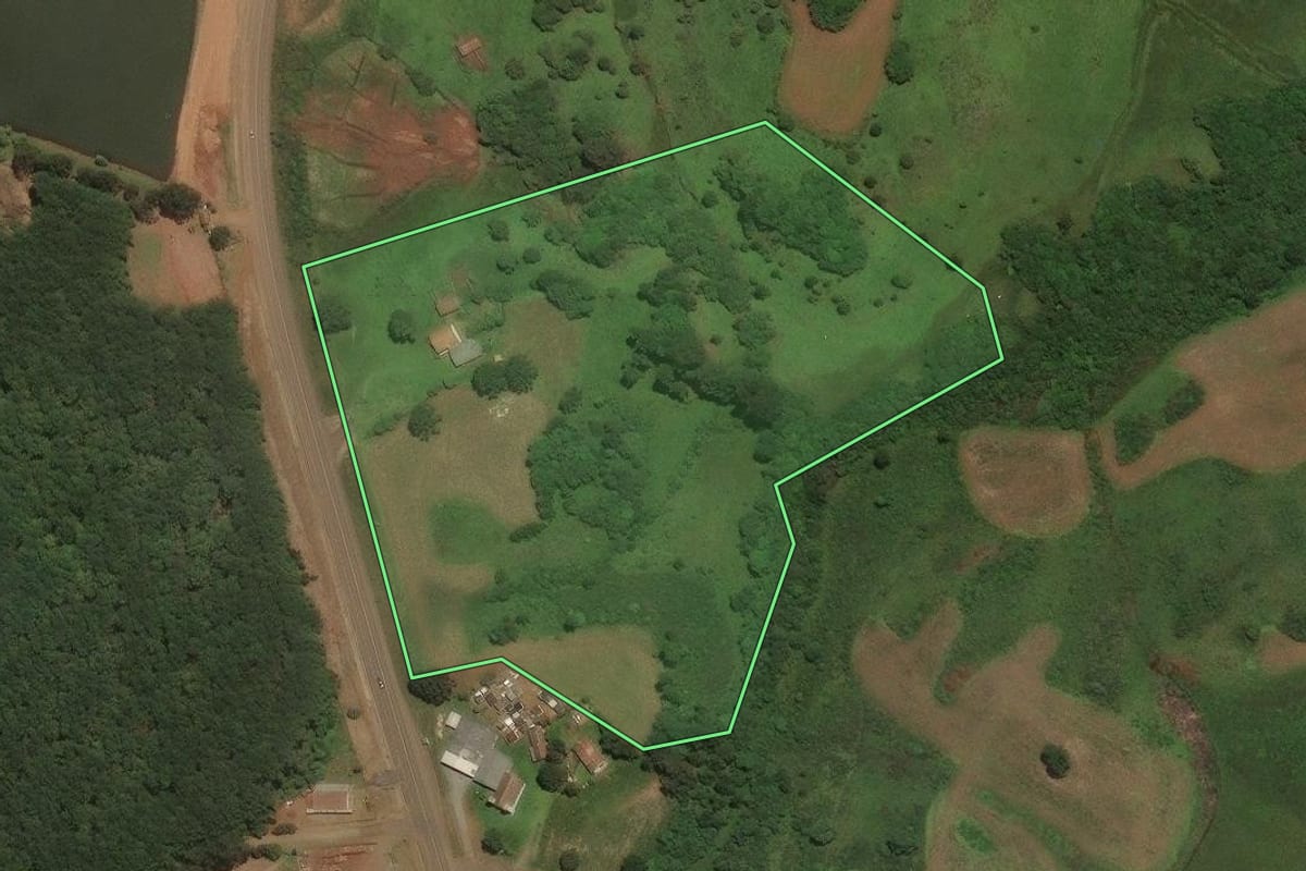 Imagem de satélite do imóvel rural em São José do Cerrito (SC), com o contorno declarado no CAR desenhado por cima.