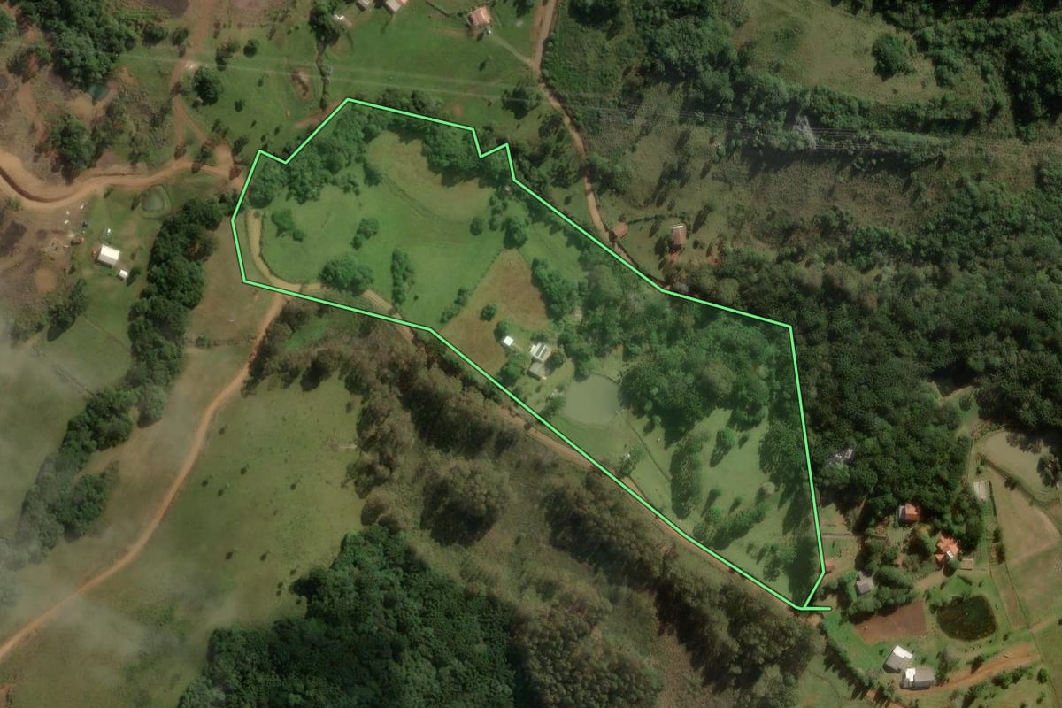 Imagem de satélite do imóvel rural em São José do Cerrito (SC), com o contorno declarado no CAR desenhado por cima.