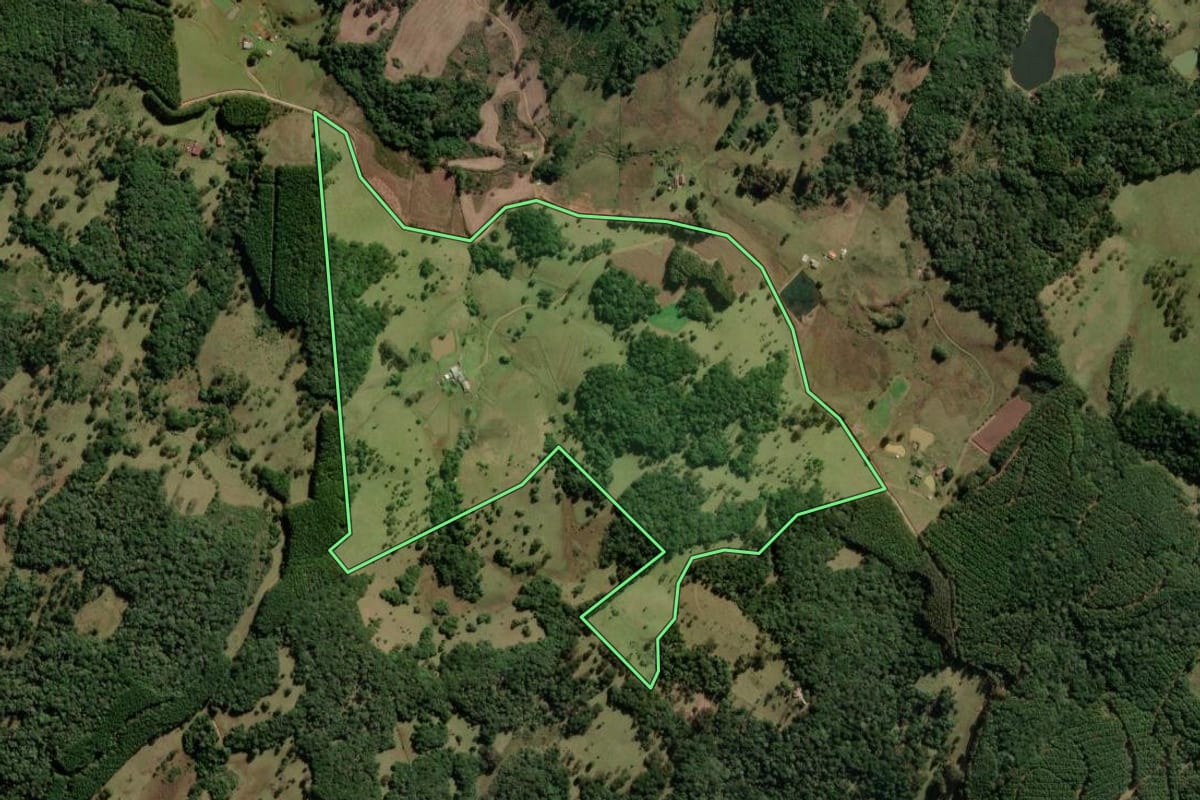 Imagem de satélite do imóvel rural em São José do Cerrito (SC), com o contorno declarado no CAR desenhado por cima.