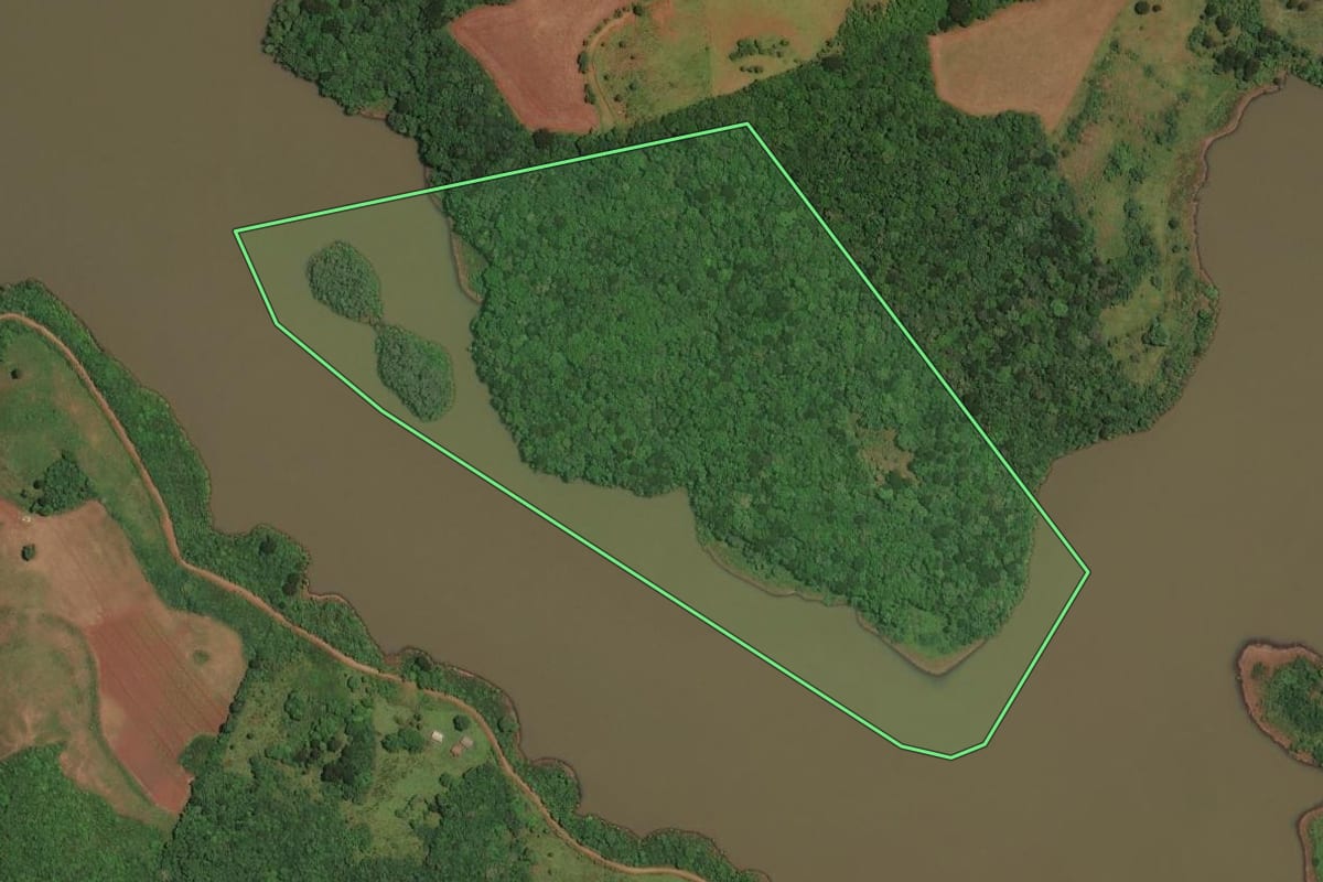 Imagem de satélite do imóvel rural em São José do Cerrito (SC), com o contorno declarado no CAR desenhado por cima.