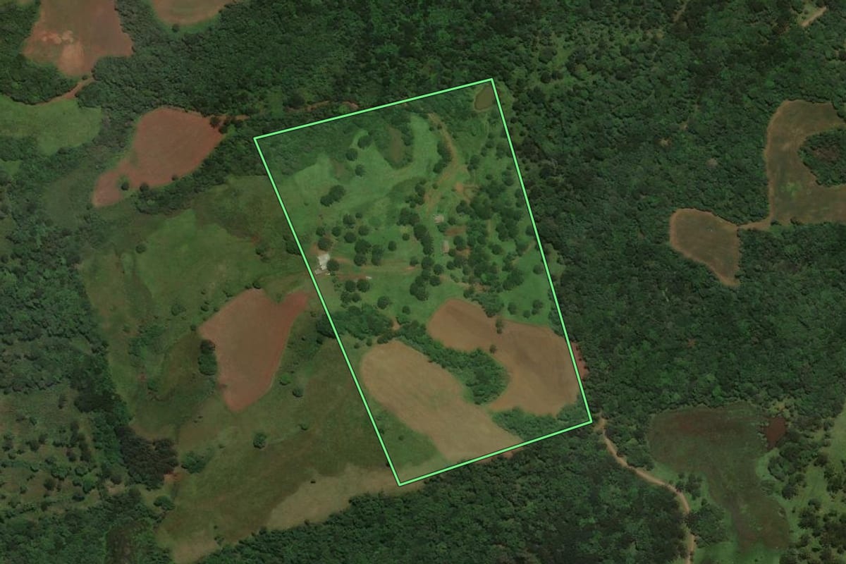 Imagem de satélite do imóvel rural em São José do Cerrito (SC), com o contorno declarado no CAR desenhado por cima.