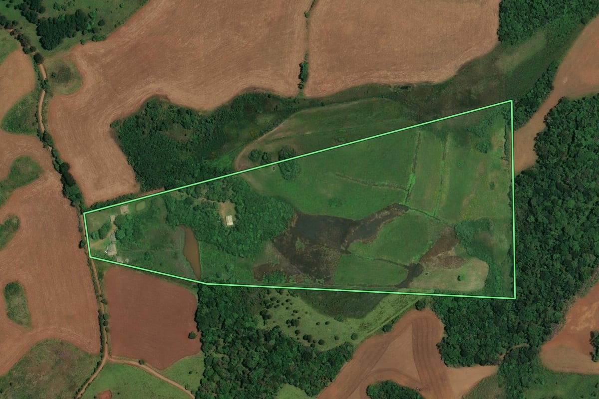 Imagem de satélite do imóvel rural em São José do Cerrito (SC), com o contorno declarado no CAR desenhado por cima.