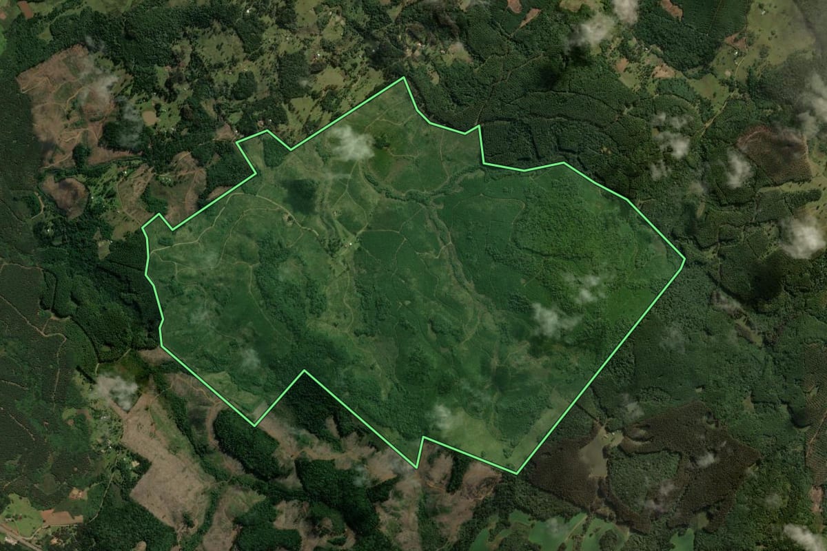 Imagem de satélite do imóvel rural em São José do Cerrito (SC), com o contorno declarado no CAR desenhado por cima.