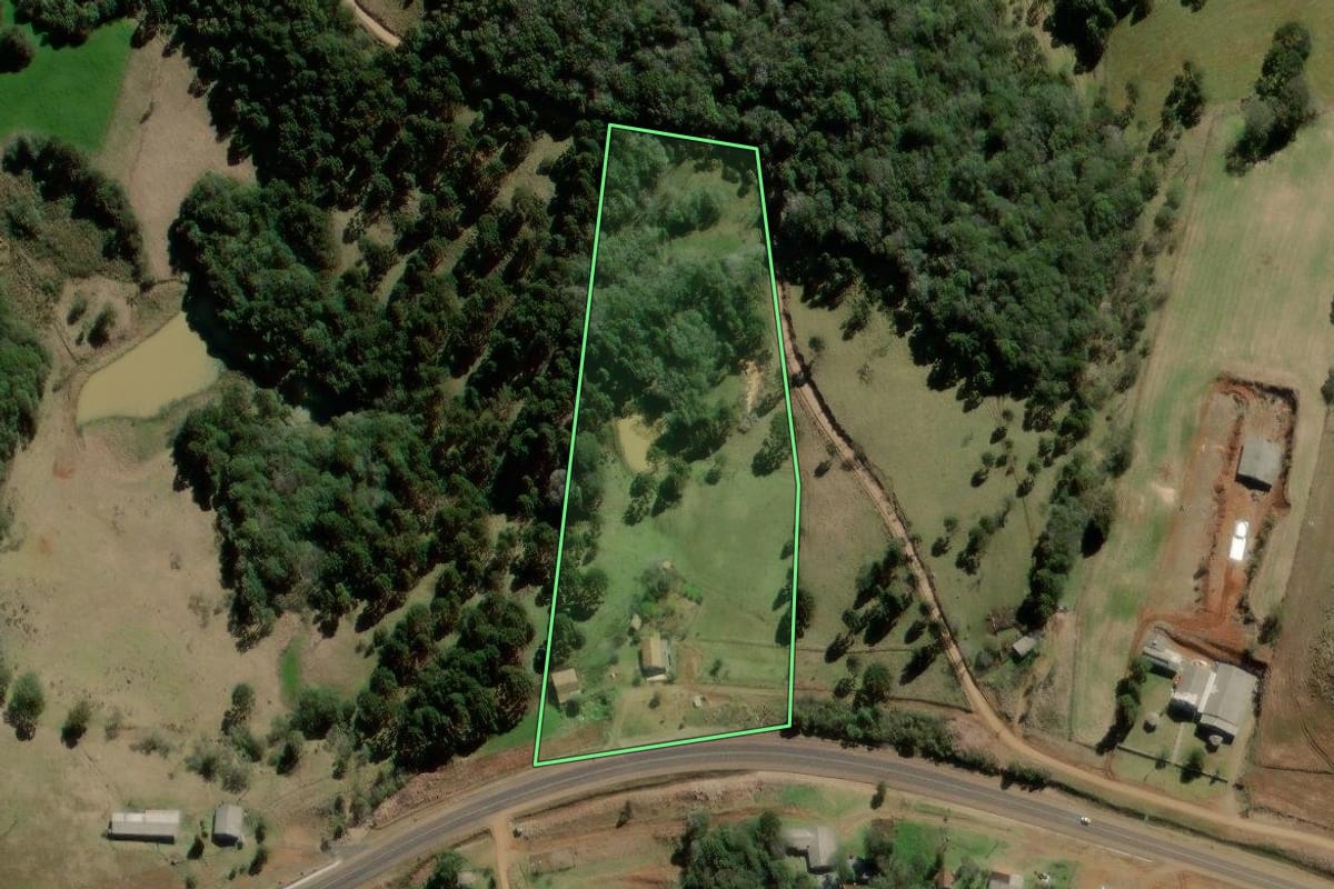 Imagem de satélite do imóvel rural em São José do Cerrito (SC), com o contorno declarado no CAR desenhado por cima.