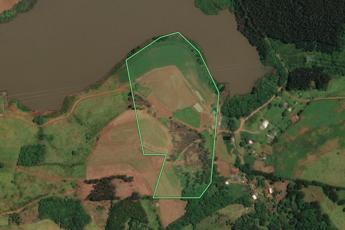 Imagem de satélite do imóvel rural em São José do Cerrito (SC), com o contorno declarado no CAR desenhado por cima.