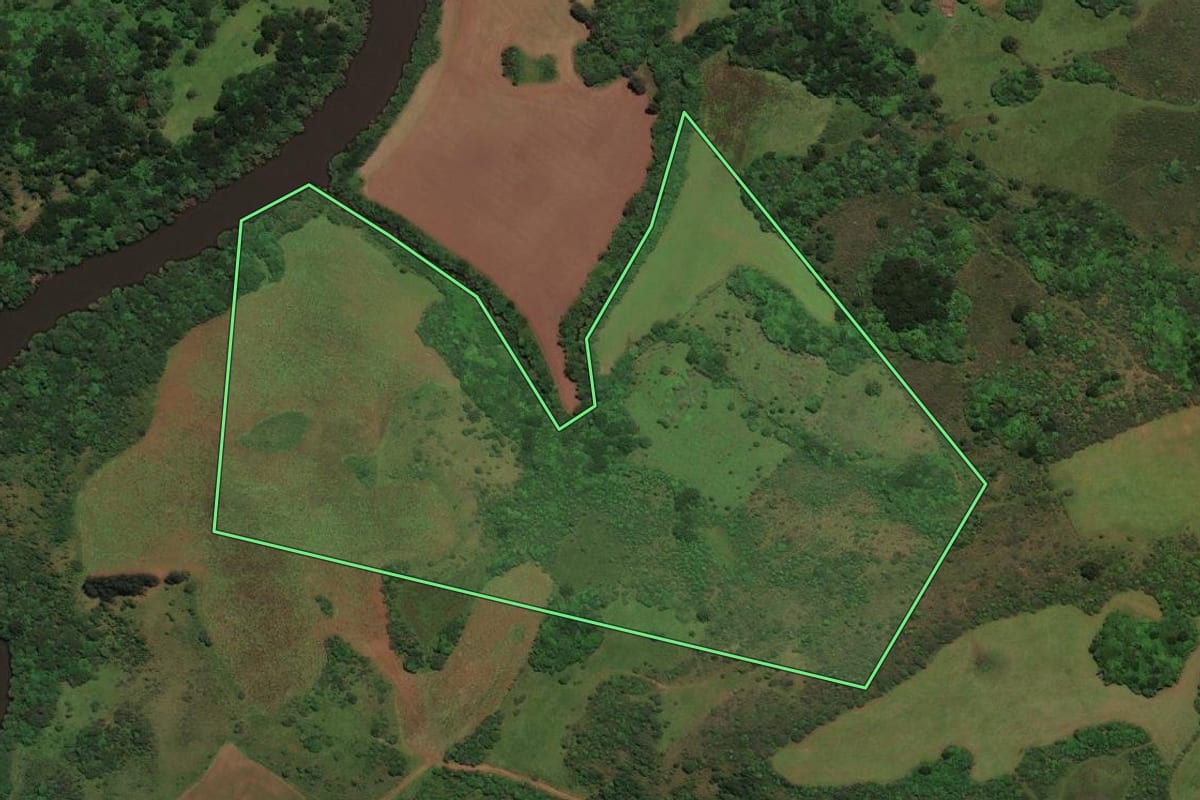 Imagem de satélite do imóvel rural em São José do Cerrito (SC), com o contorno declarado no CAR desenhado por cima.