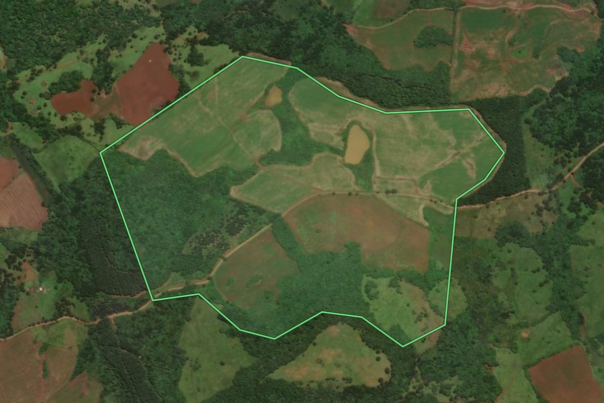 Imagem de satélite do imóvel rural em São José do Cerrito (SC), com o contorno declarado no CAR desenhado por cima.