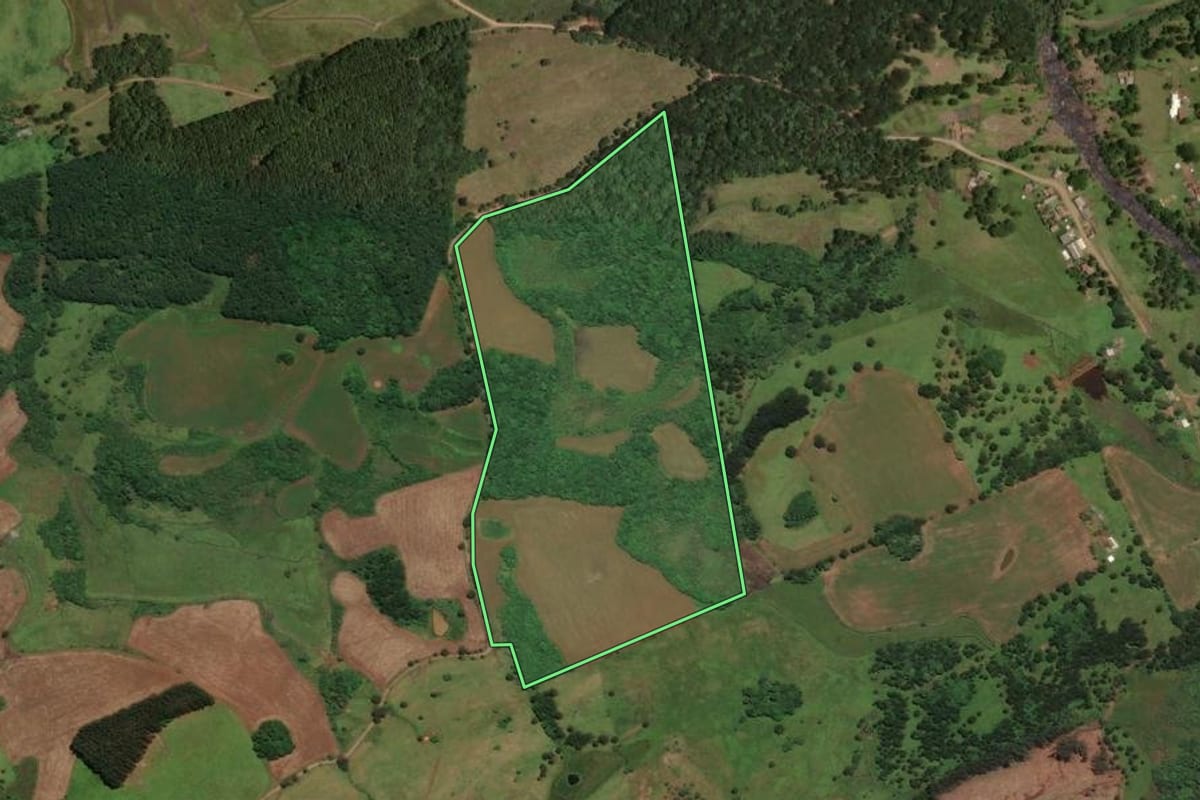 Imagem de satélite do imóvel rural em São José do Cerrito (SC), com o contorno declarado no CAR desenhado por cima.