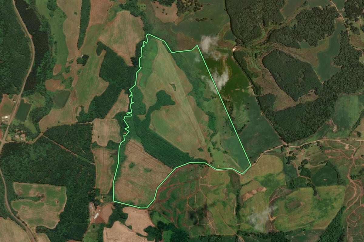 Imagem de satélite do imóvel rural em São José do Cerrito (SC), com o contorno declarado no CAR desenhado por cima.