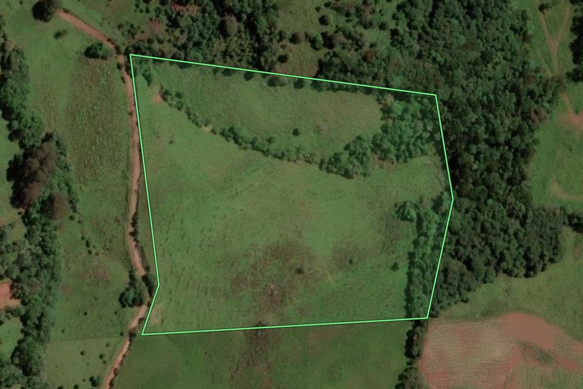 Imagem de satélite do imóvel rural em São José do Cerrito (SC), com o contorno declarado no CAR desenhado por cima.