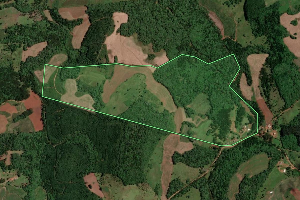 Imagem de satélite do imóvel rural em São José do Cerrito (SC), com o contorno declarado no CAR desenhado por cima.