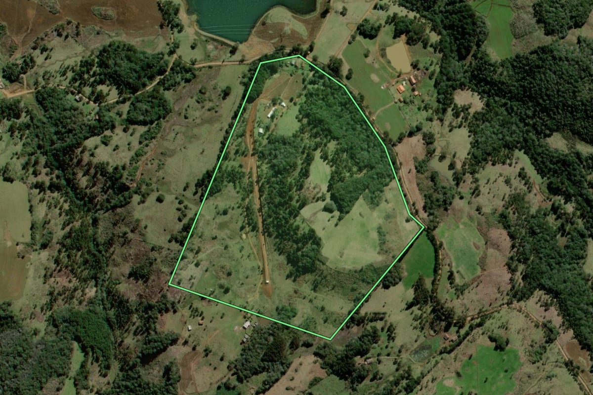 Imagem de satélite do imóvel rural em São José do Cerrito (SC), com o contorno declarado no CAR desenhado por cima.