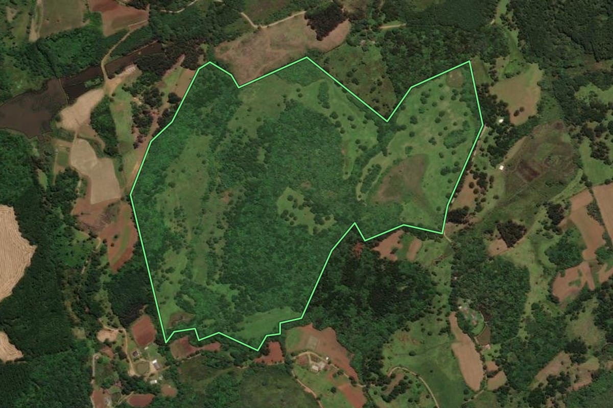 Imagem de satélite do imóvel rural em São José do Cerrito (SC), com o contorno declarado no CAR desenhado por cima.