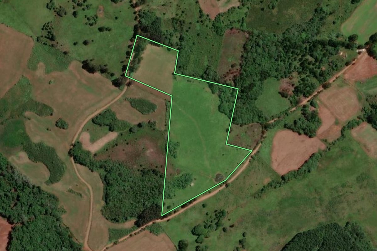 Imagem de satélite do imóvel rural em São José do Cerrito (SC), com o contorno declarado no CAR desenhado por cima.
