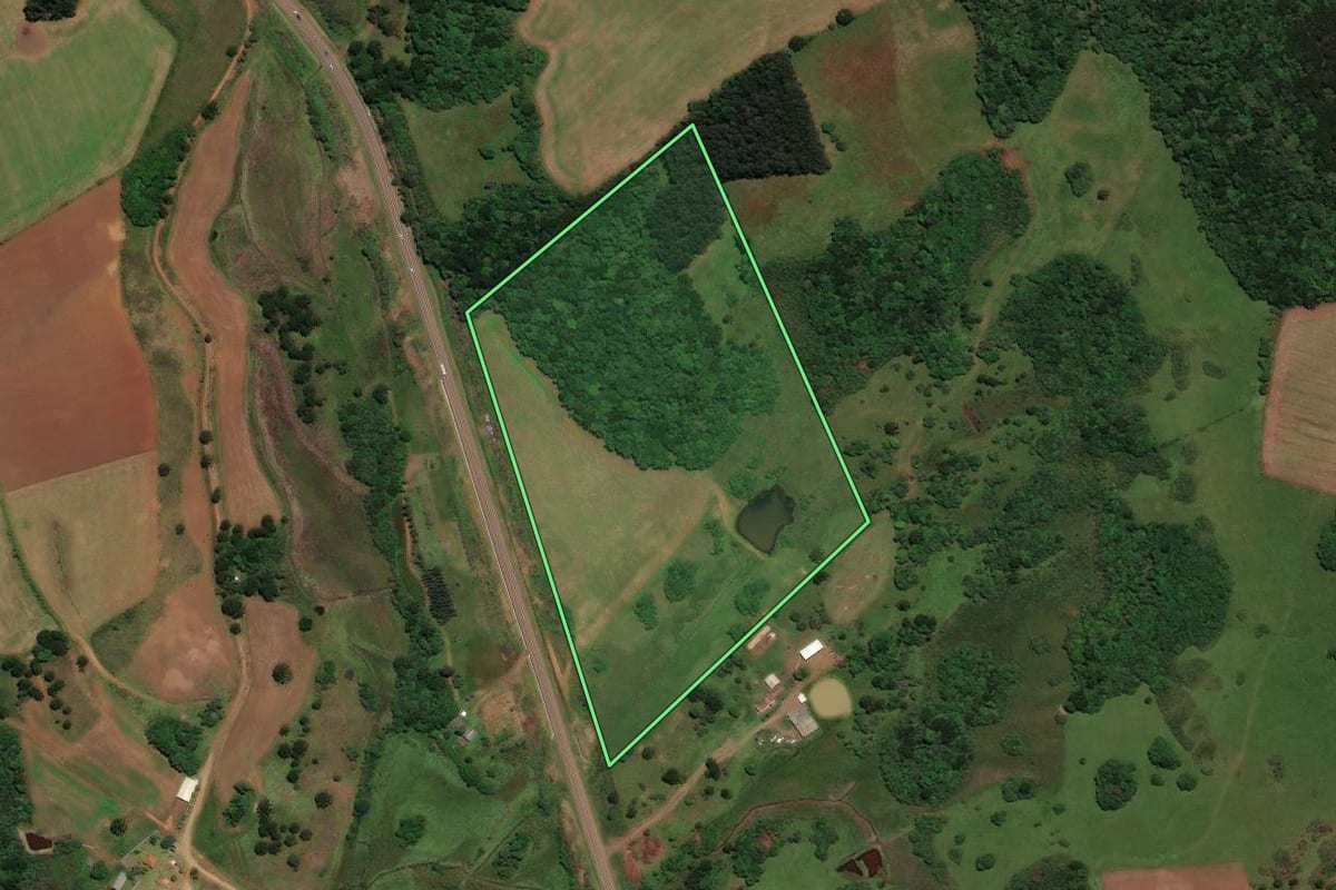 Imagem de satélite do imóvel rural em São José do Cerrito (SC), com o contorno declarado no CAR desenhado por cima.