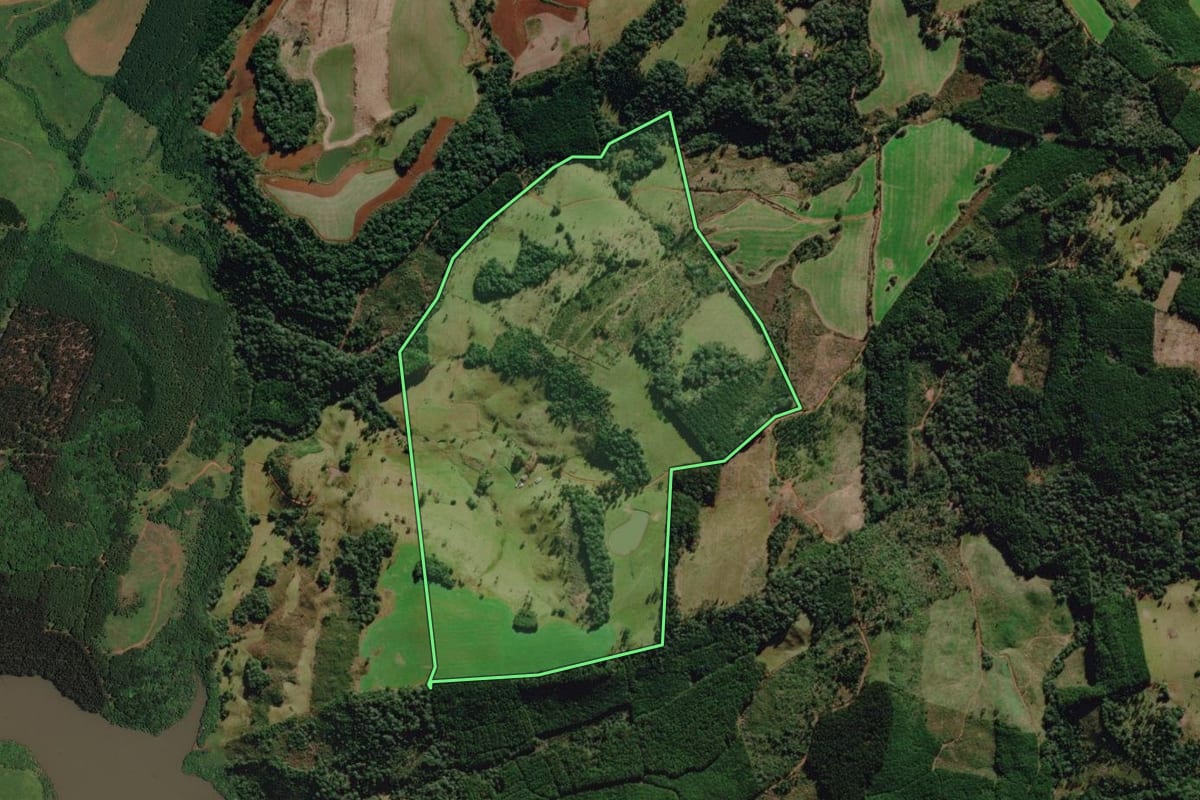 Imagem de satélite do imóvel rural em São José do Cerrito (SC), com o contorno declarado no CAR desenhado por cima.