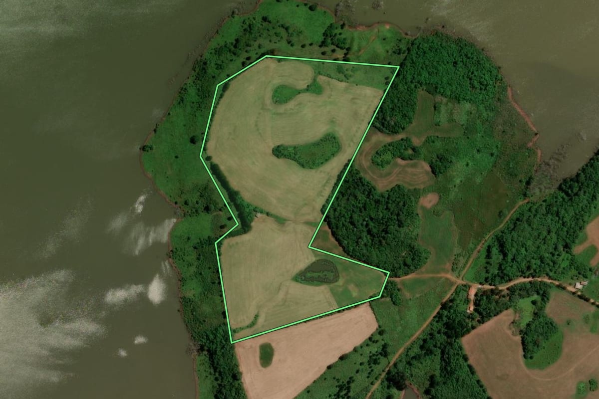 Imagem de satélite do imóvel rural em São José do Cerrito (SC), com o contorno declarado no CAR desenhado por cima.
