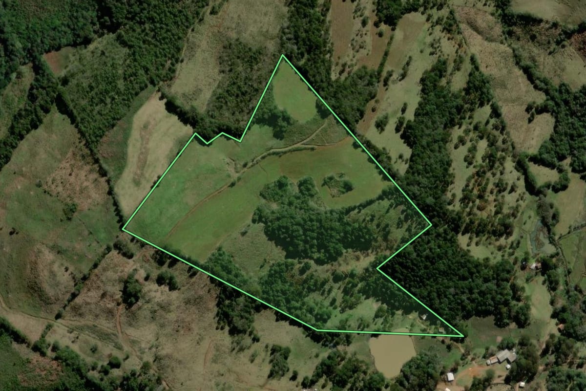 Imagem de satélite do imóvel rural em São José do Cerrito (SC), com o contorno declarado no CAR desenhado por cima.