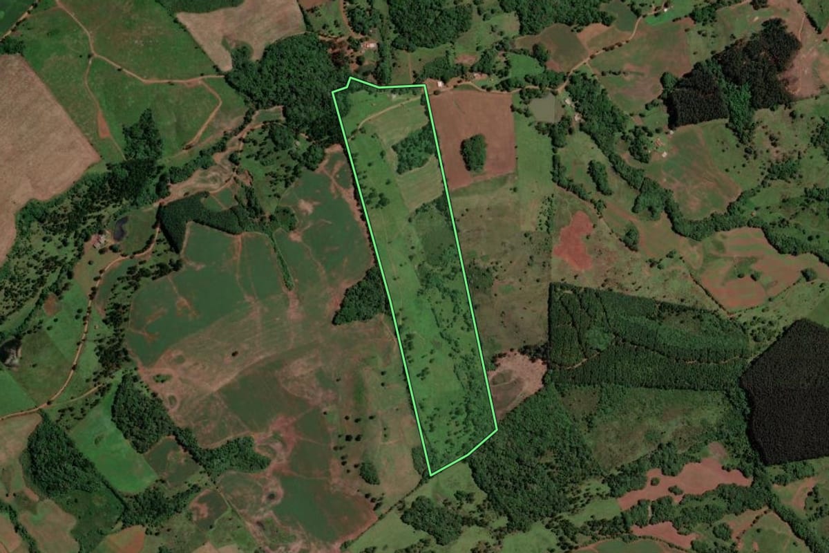 Imagem de satélite do imóvel rural em São José do Cerrito (SC), com o contorno declarado no CAR desenhado por cima.
