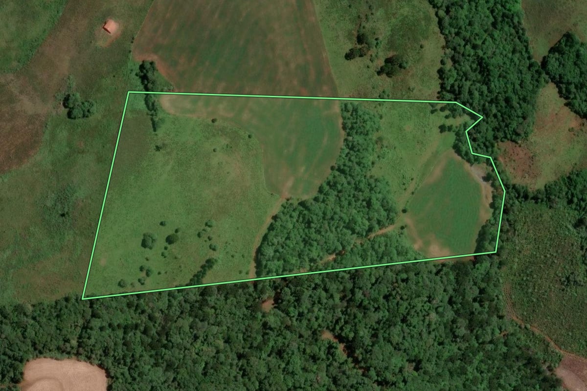 Imagem de satélite do imóvel rural em São José do Cerrito (SC), com o contorno declarado no CAR desenhado por cima.