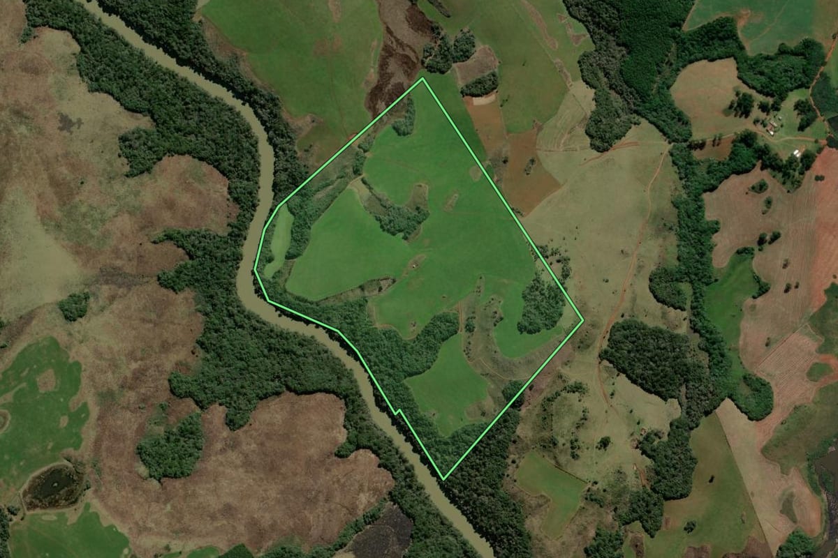 Imagem de satélite do imóvel rural em São José do Cerrito (SC), com o contorno declarado no CAR desenhado por cima.