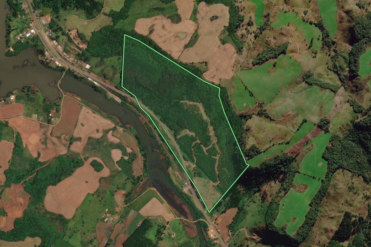 Imagem de satélite do imóvel rural em São José do Cerrito (SC), com o contorno declarado no CAR desenhado por cima.