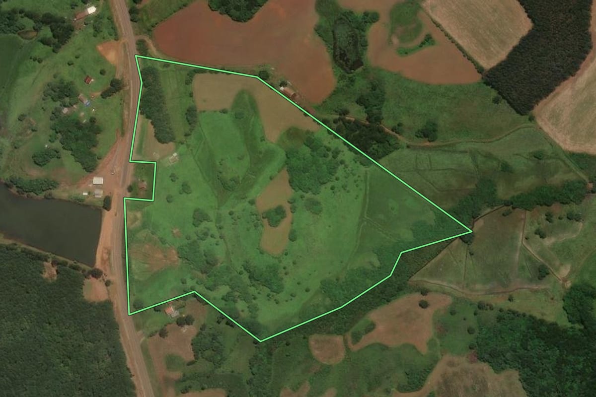 Imagem de satélite do imóvel rural em São José do Cerrito (SC), com o contorno declarado no CAR desenhado por cima.