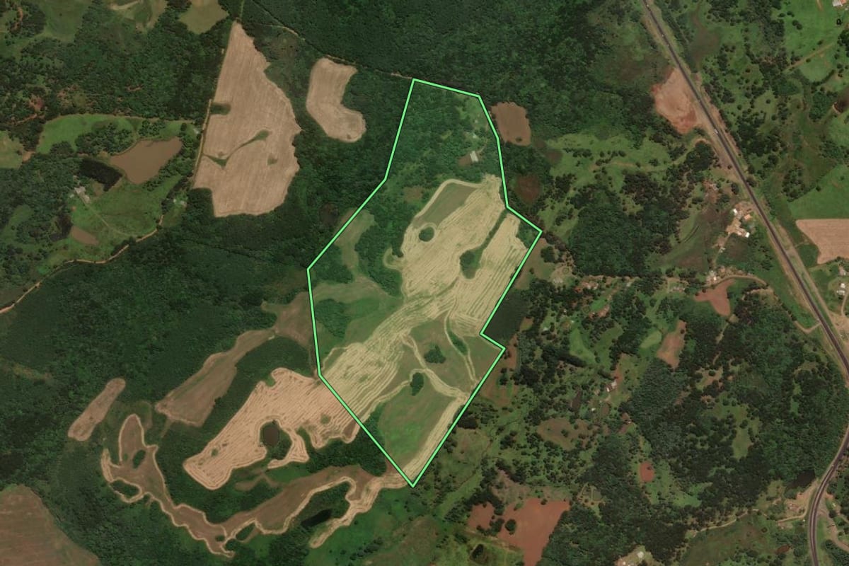 Imagem de satélite do imóvel rural em São José do Cerrito (SC), com o contorno declarado no CAR desenhado por cima.